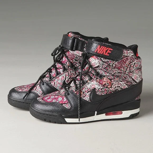 Nike Women’s Sneakers - Picture 1 of 14